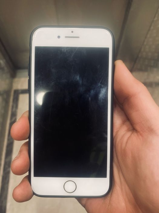 Продам айфон 8