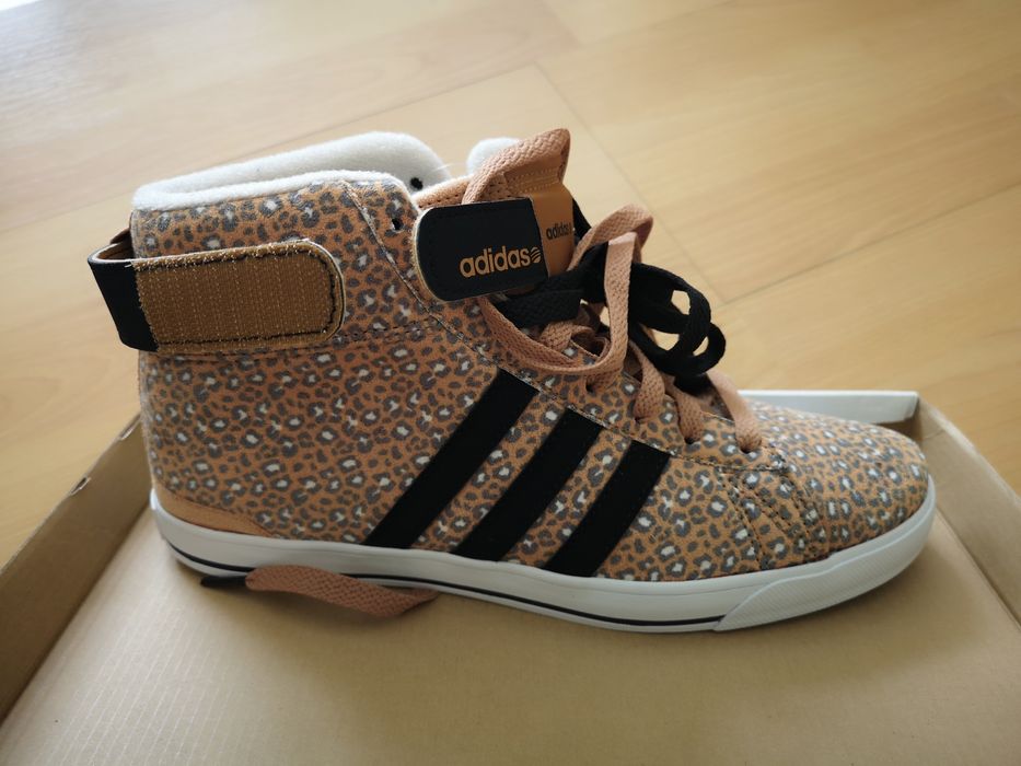 Продавам дамски  маратонки