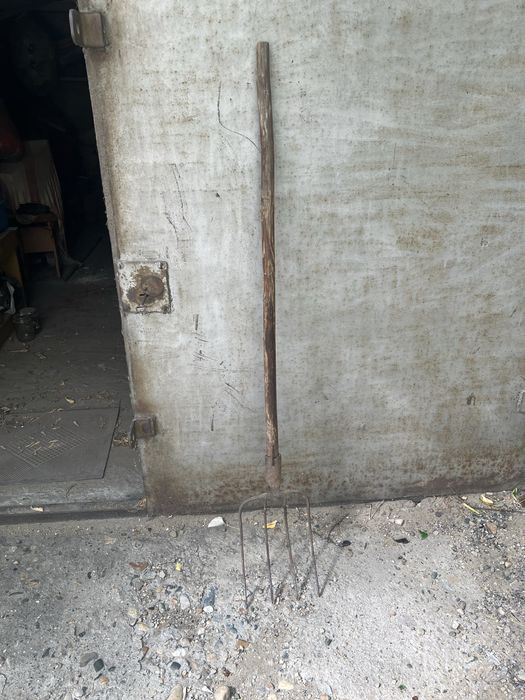 Продам садовый инвентарь. Лопаты, вилы.