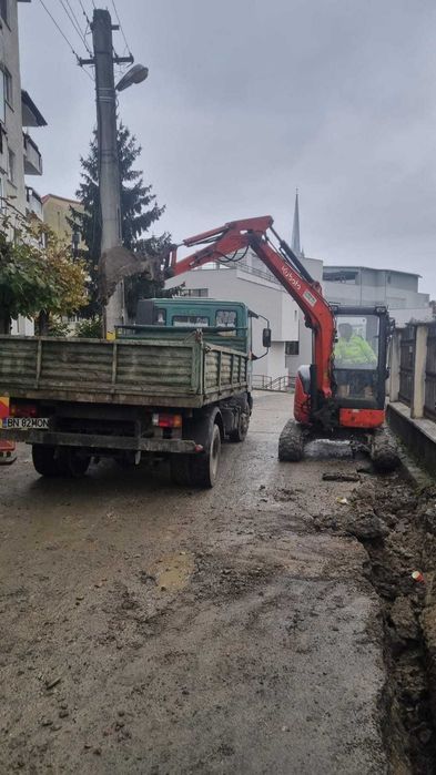 Utilaje constructii: miniexcavator Kubota 3.7t, dotat cu picon si cupe
