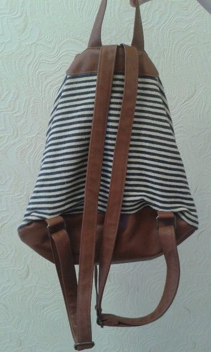 Рюкзак из плотной ткани.