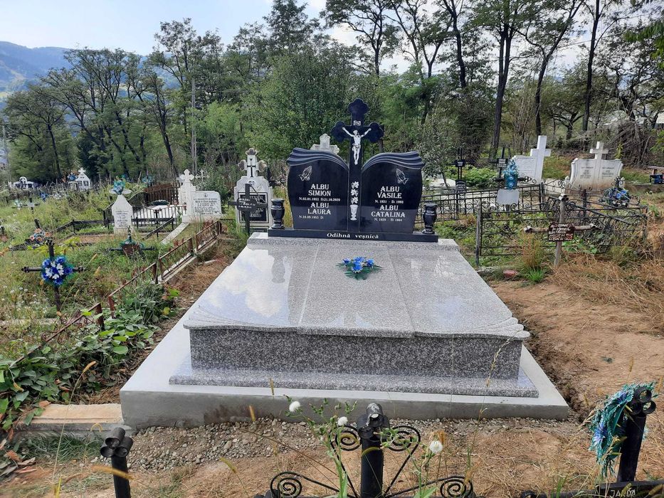 Monumente Funerare din granit brut,mai multe culori