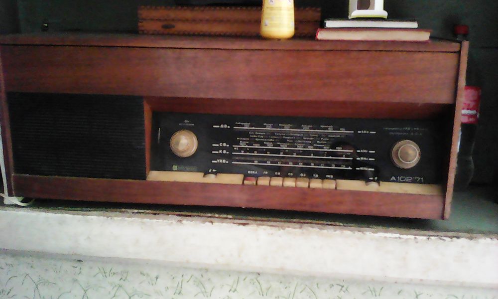 Стари радиа с лампи и магнетофон