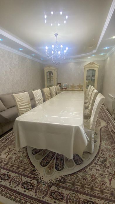 Стол со стульями и стенка