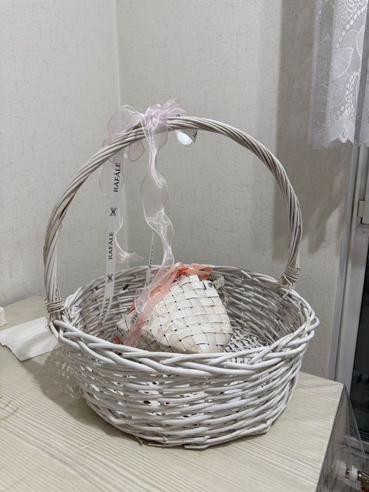 продается корзина и пустая коробка