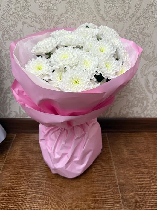 Букет из белых кустовых хризантем.