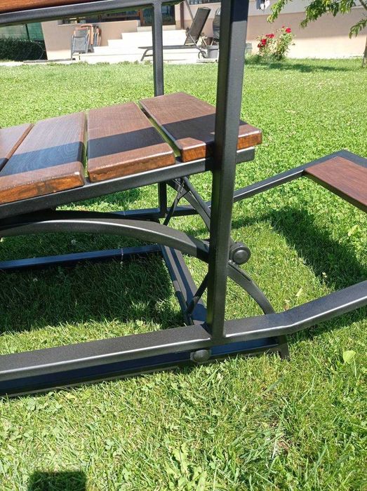 Люлеещ се стол от метал и бук