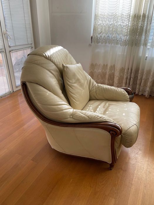 Два дивана и фотьойл