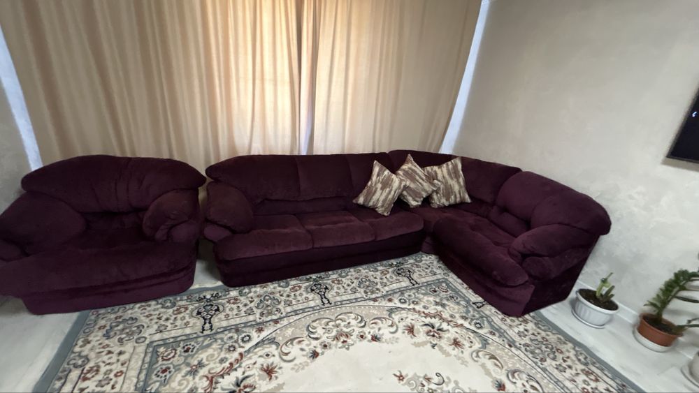 Диван для гостиной цена 40000 торг есть.