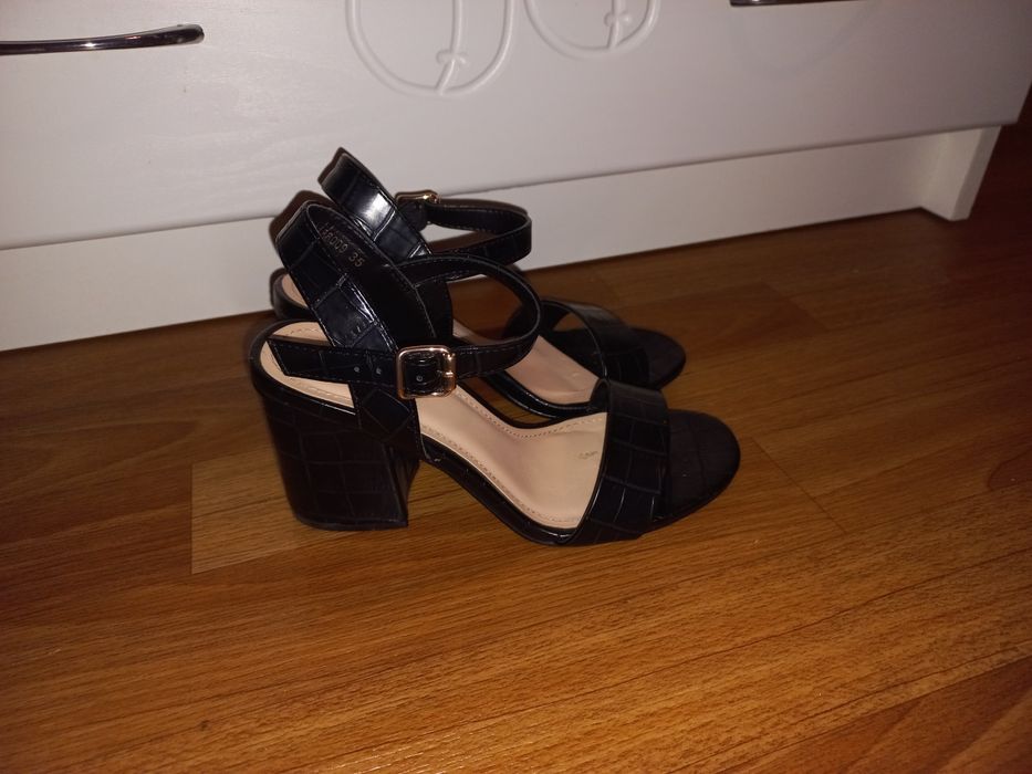 Продам босоножки