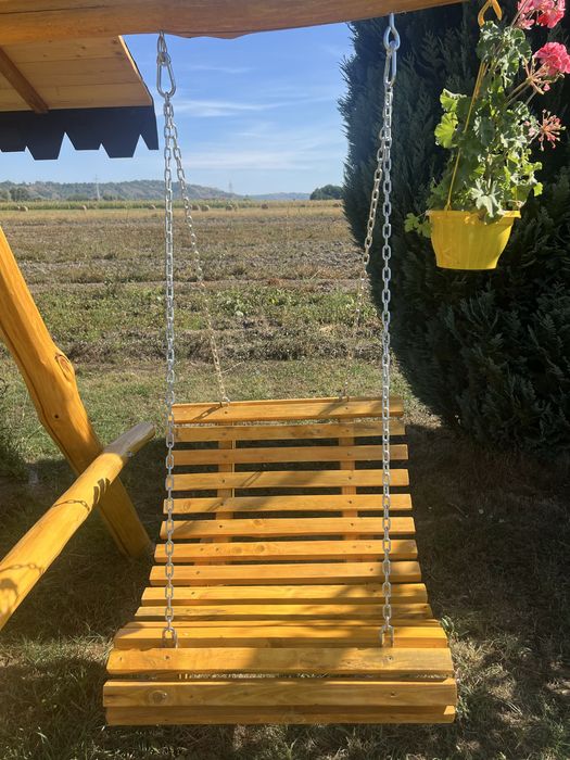Leagăn XXL din lemn masiv de salcâm cu pui și vaze decorative