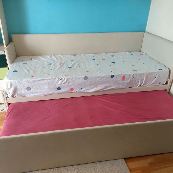 Pat de o persoană, tapițat, unicat