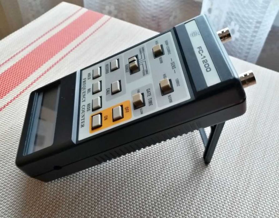 Продава се портативен честотомер за ремонт на мобилни телефони и др.