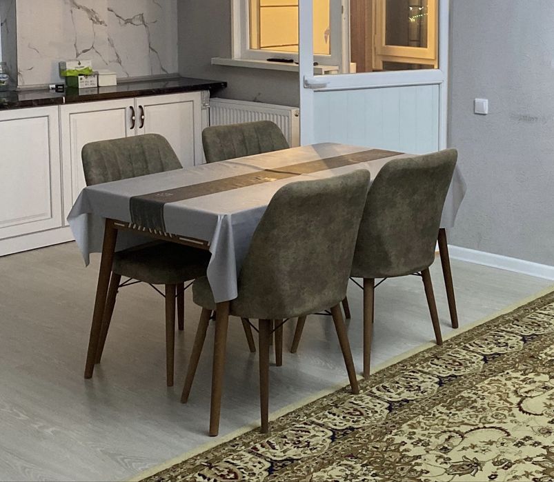 продается стол со стульями (6шт)