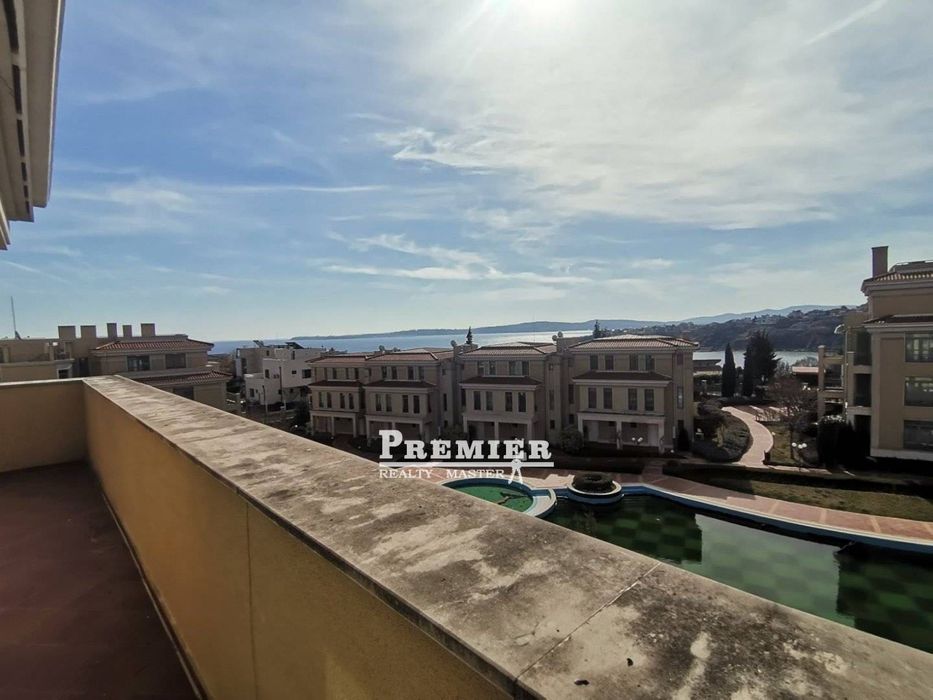 Голям тристаен апартамент в Черноморец на първа линия