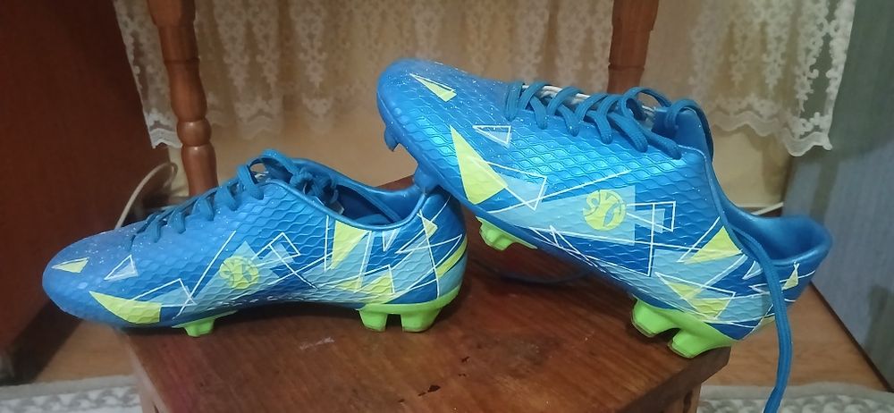 Vând ghete  de fotbal nr36