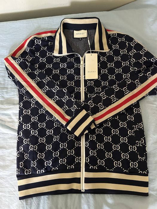 Продавам чисто ново спортно яке на Gucci