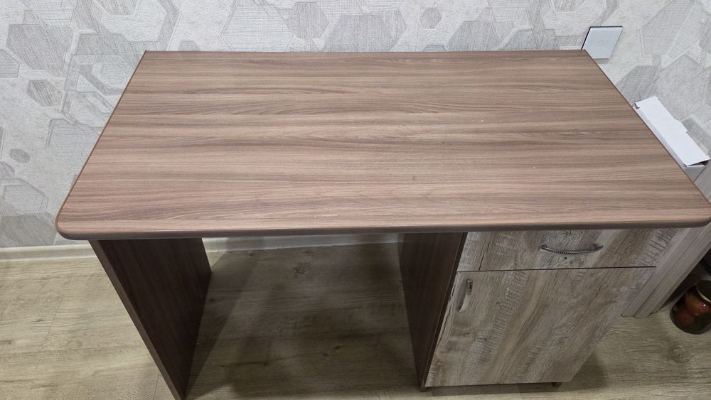 Продам стол с тумбой встроенной