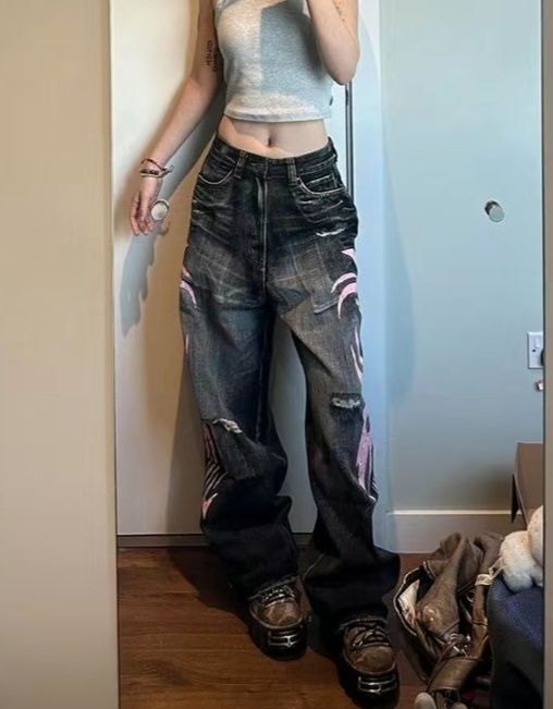 джинсы с розовым принтом