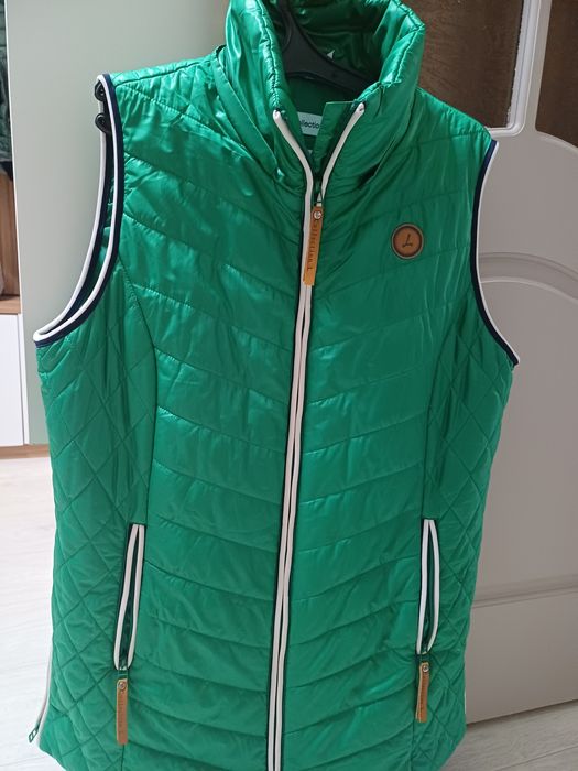 Продам женскую безрукавку