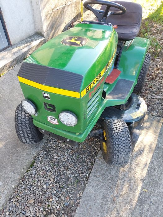 Tractoras tuns iarba