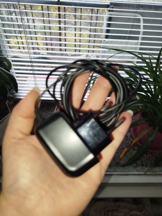 Телефон Samsung със зарядно.