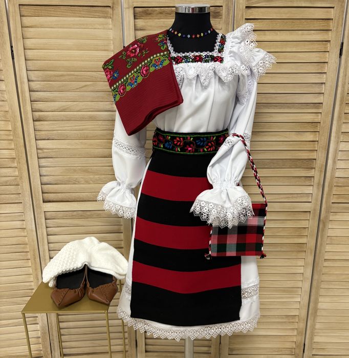 Costum popular femei din  Maramureș cu Zadii/catrinte