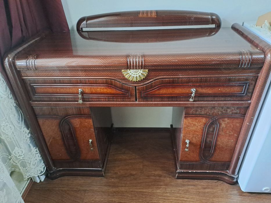 Комод с зеркалом