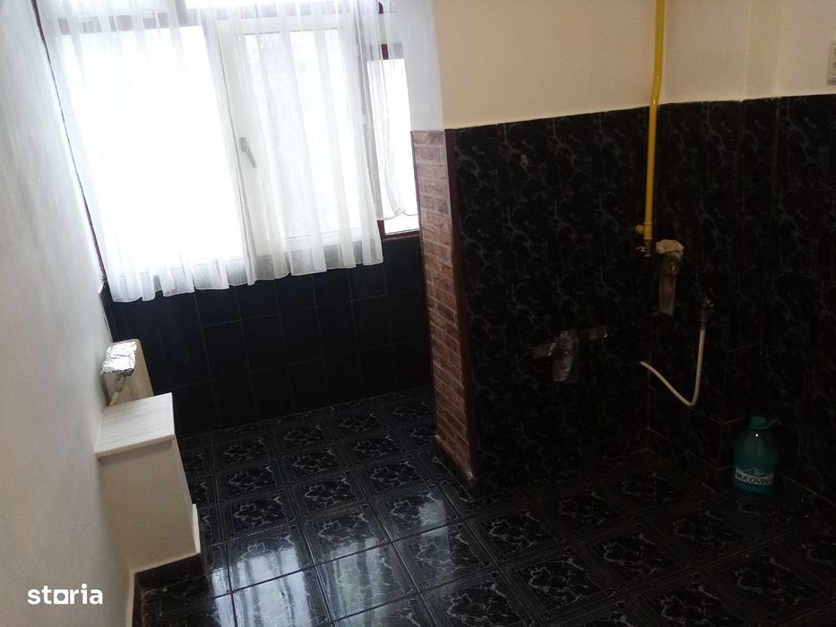 Apartament 4 camere decomandat,Simeria- zonă centrală
