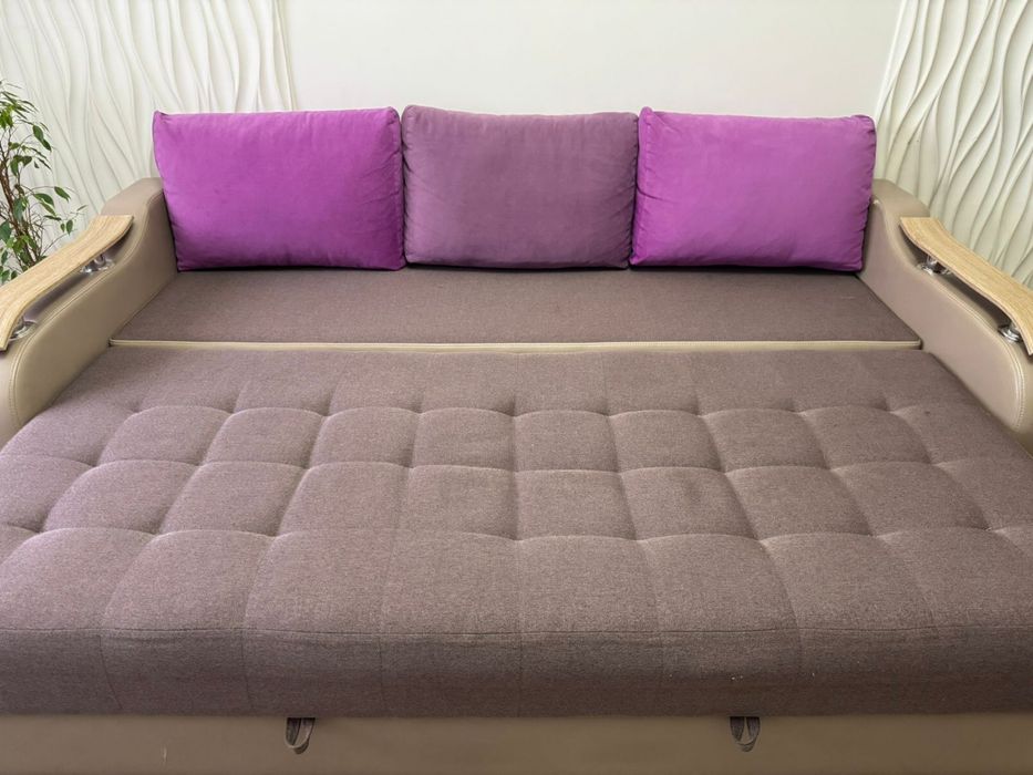 Диван с падушками