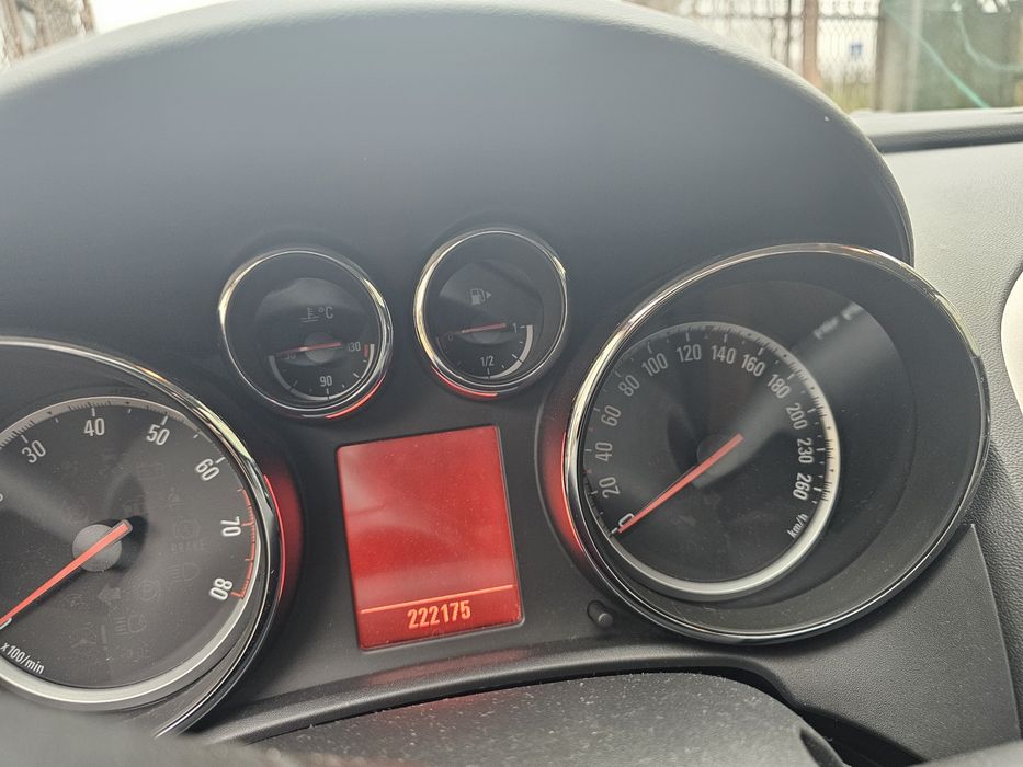 Opel Astra J • 1.6 benzina aspirat • 2011