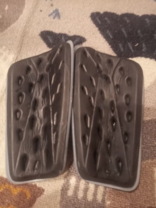 Щитки футбольные