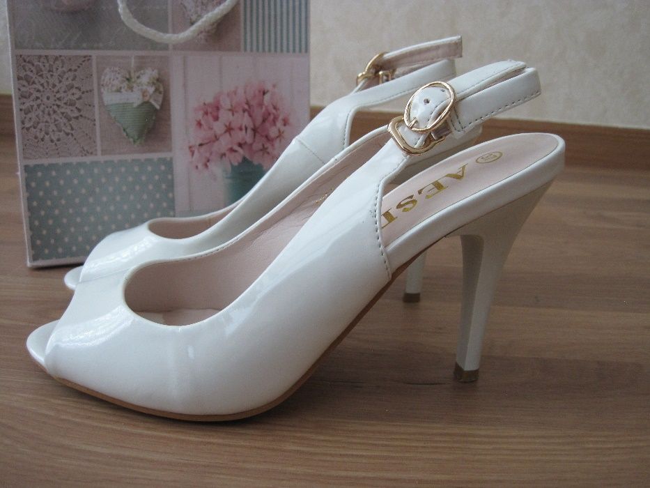 Дамски сандали на ток