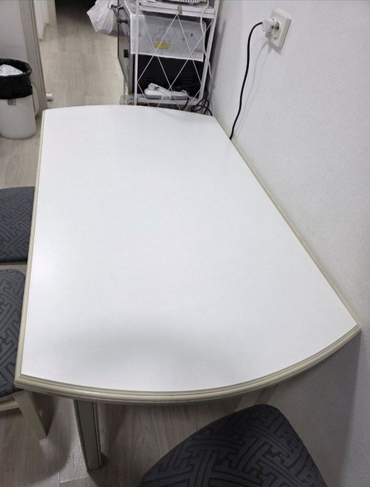 Стол и 4 стула в хорошем состоянии