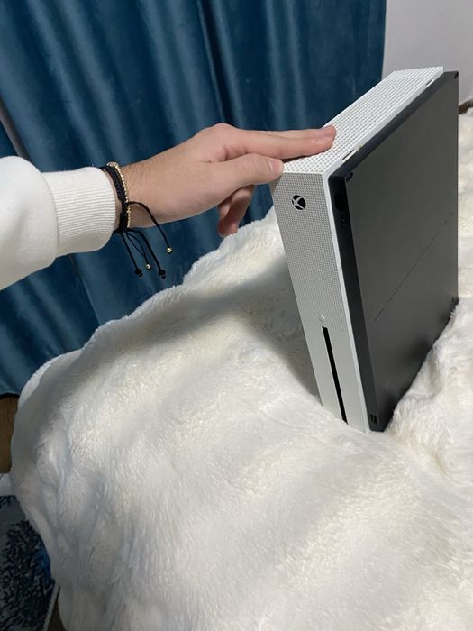 Xbox One S 2 manete 6 jocuri