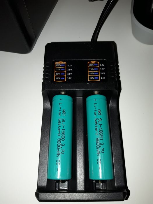 Incarcator universal Li-Ion pentru 2 acumulatori 18650, 26650 etc.