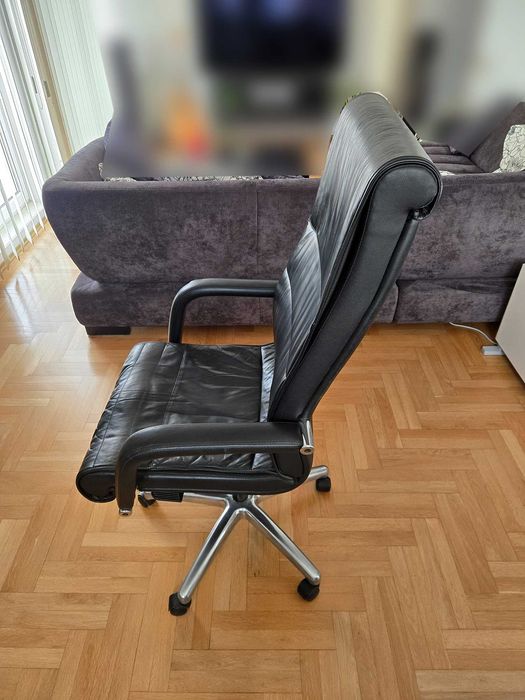 Стол SATO - естествена кожа