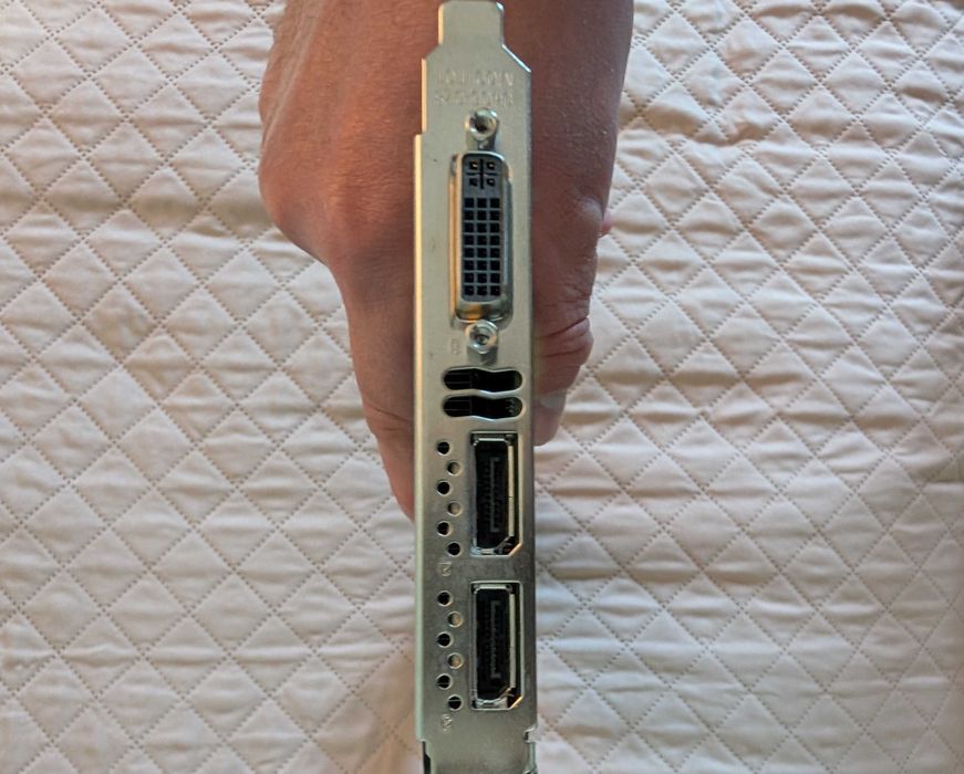 Продавам професионална видео карта Nvidia Quadro K4200