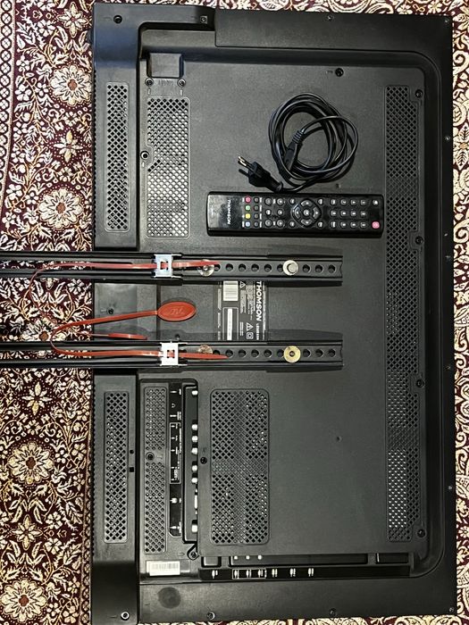 Телевизор Thomson 32” недорого, рабочий + кронштейн
