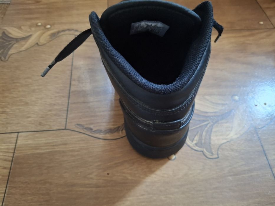 Adidasi Jordan 1  negri