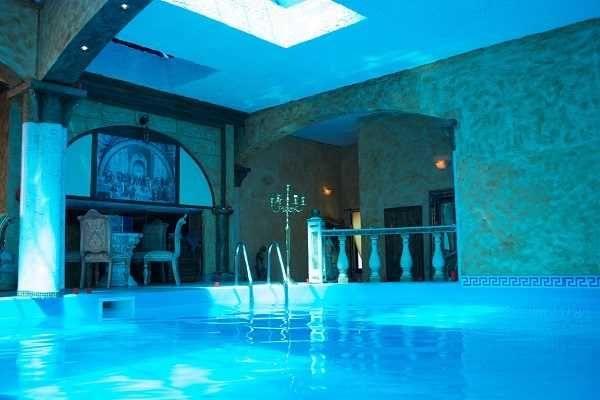 Хотел в Свети Влас с басейн на последния етаж.