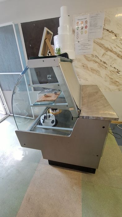 Сладкарска витрина