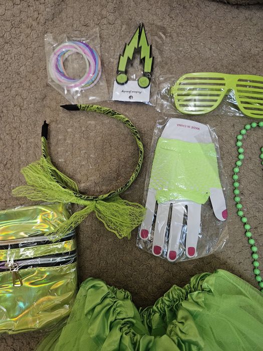 Vând costum pentru fete