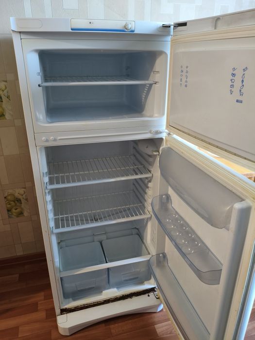 Холодильник Indesit