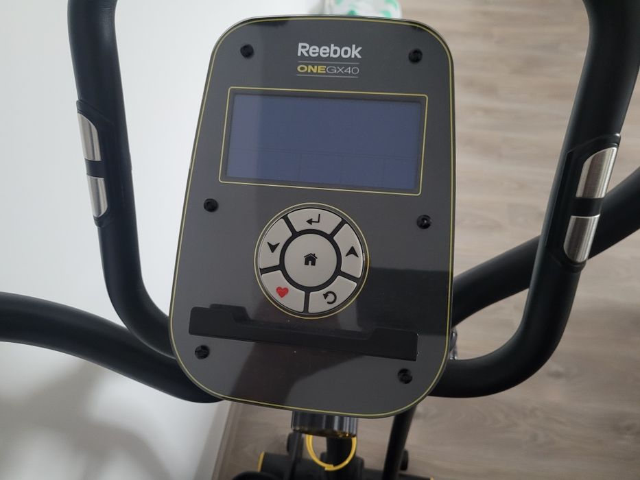 Vând bicicleta eliptica Reebok fitess