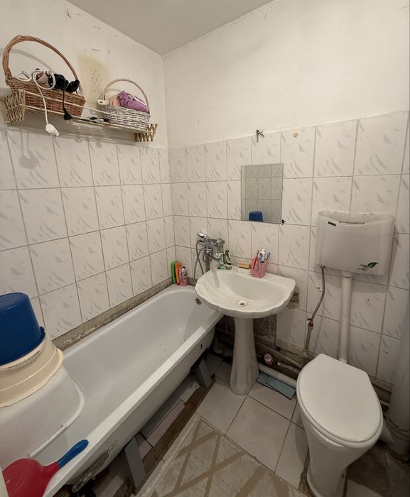 Продается в 7мкр 1ком кв на 5эт