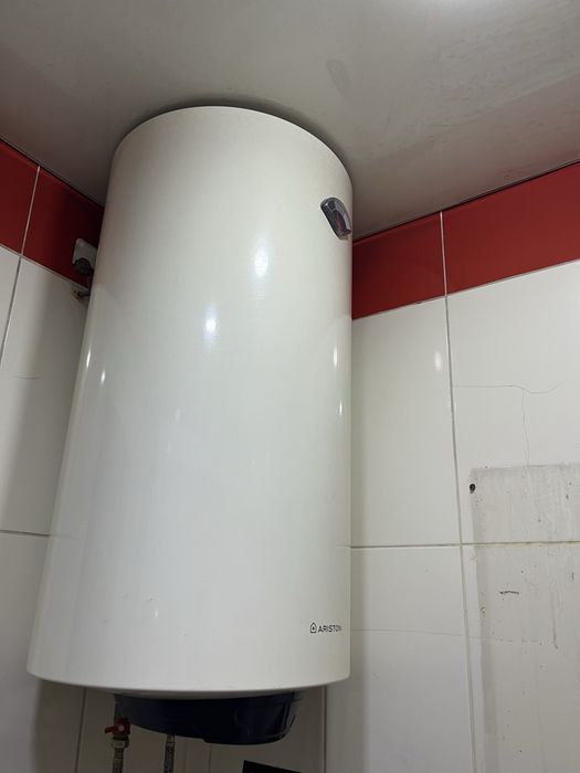 Продам водонагреватель Ariston