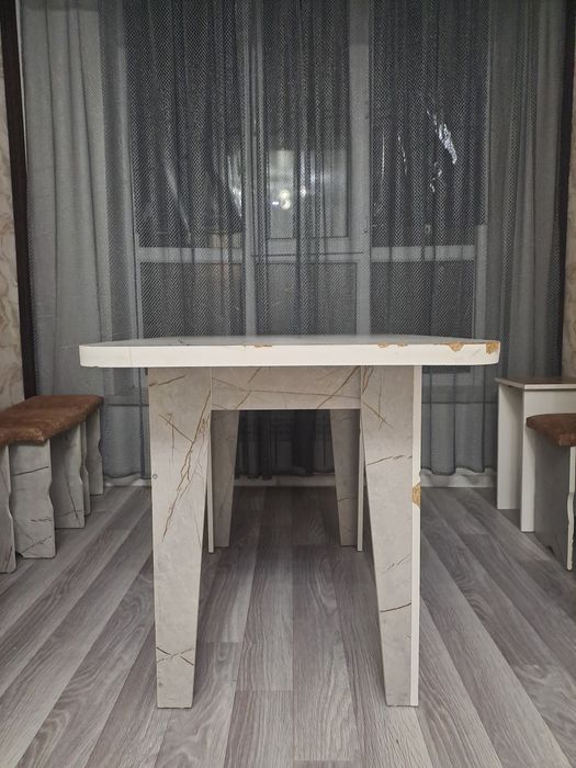 Продаётся стол..