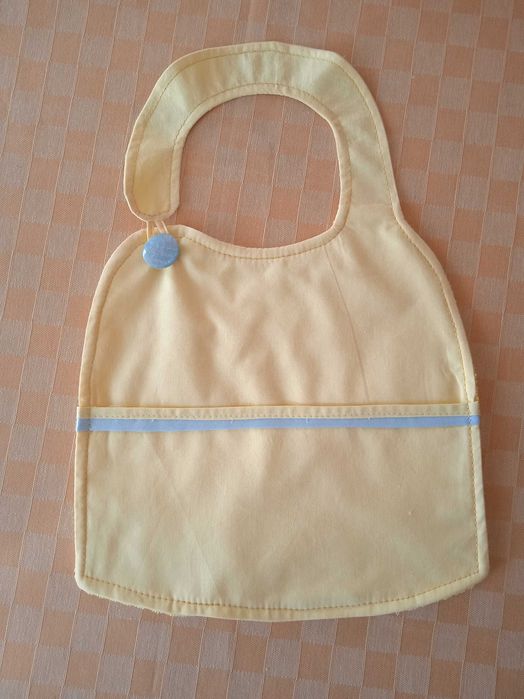 Бебешко Лигавниче в светложълт цвят.