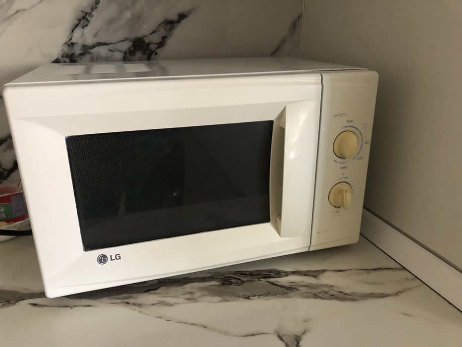 Микроволновка блелого цвета